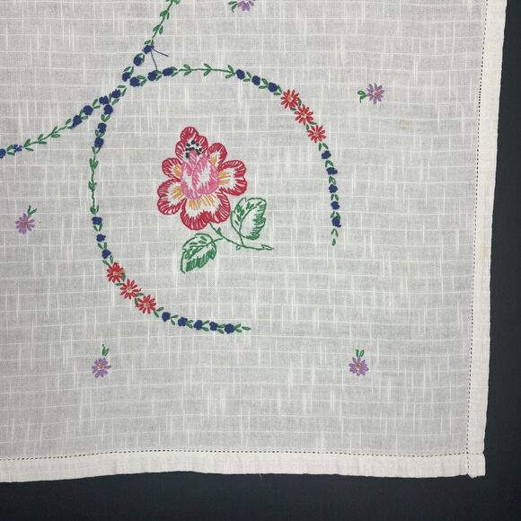 VTG White Linen Kitchen Tablecloth Hand Embroidered Red Roses Square 32.5 x 34.5 - Picture 3 of 12